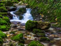 Felsbrocken vor Bachkaskade - Steinbach